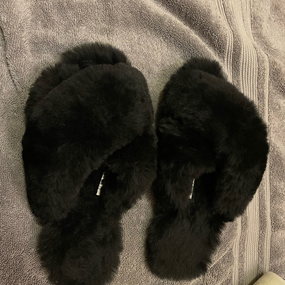 EMU Australia Mayberry Slipper. Black, size 8.